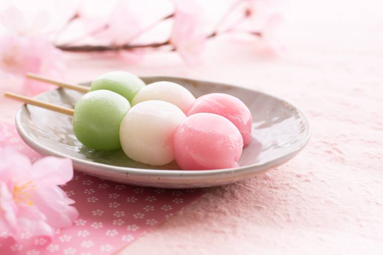 hanami-dango_shironagasukujira_GettyImages-1459478504-770x513